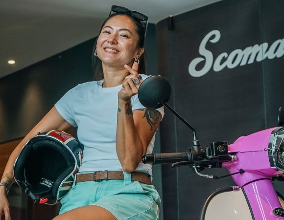 SCOMADI SERAHKAN TURISMO PICCOLO PERTAMA KEPADA AKTRIS POPPY SOVIA